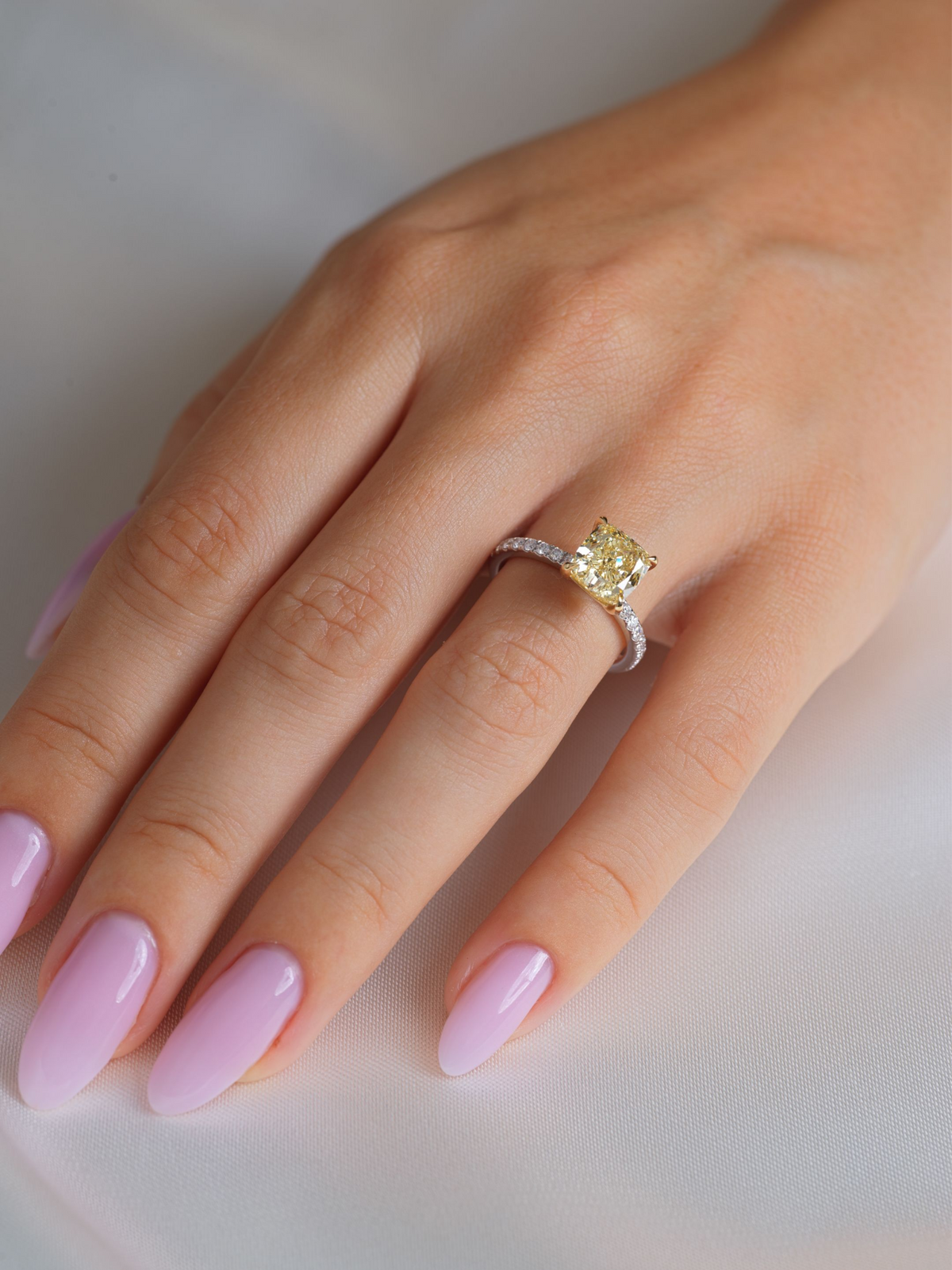 How Fergus James Sources
Fancy Coloured Diamonds