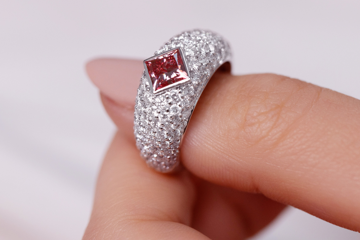 What Is a Fancy
Coloured Diamond?