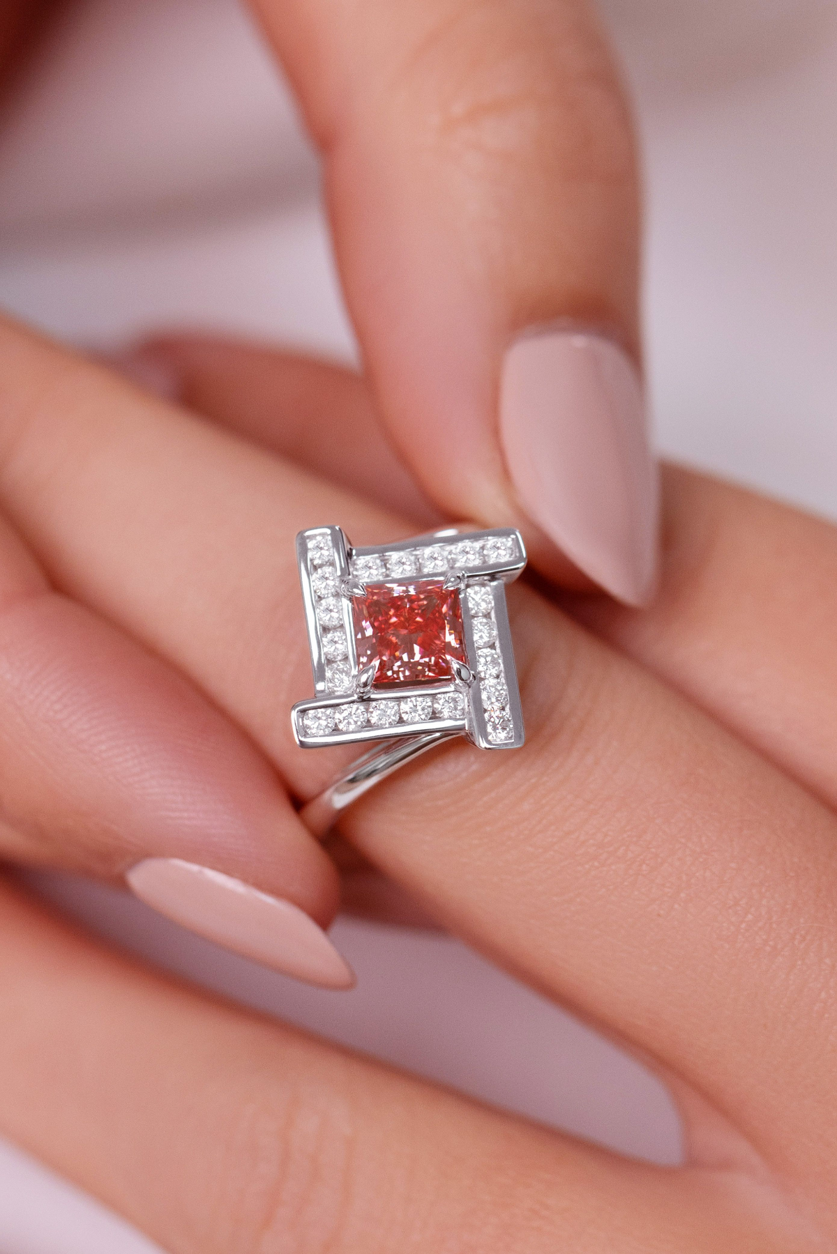 How Are Fancy Coloured
Diamonds Graded?